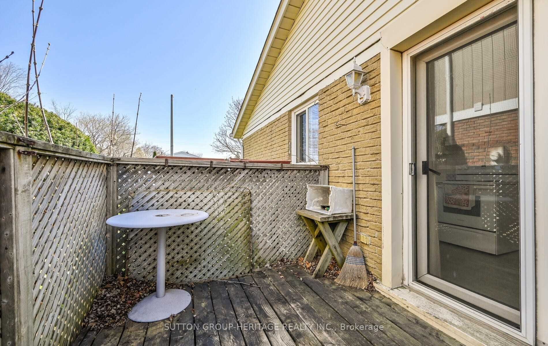 1214 Trowbridge Dr