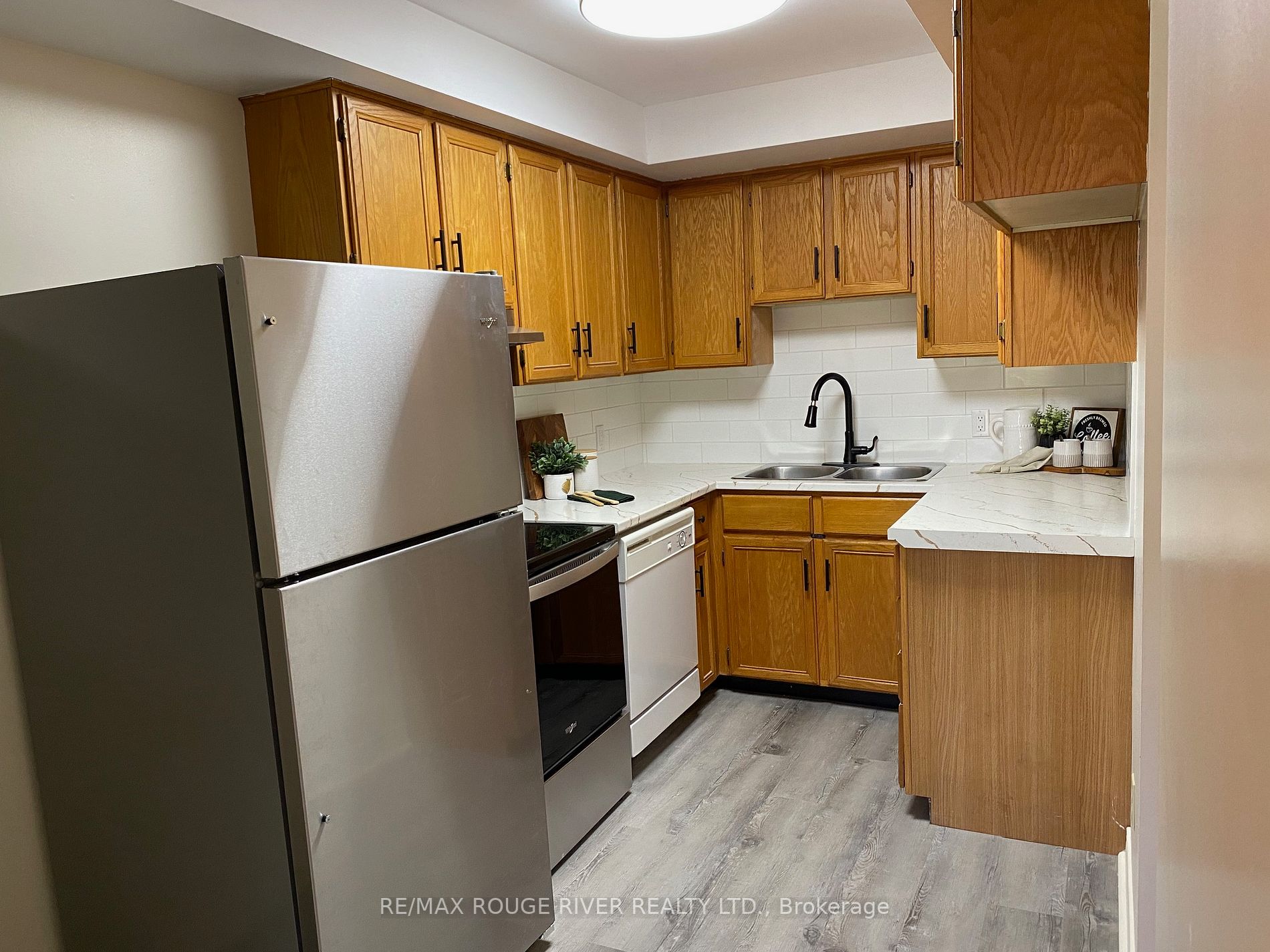 144 Queen St, #202