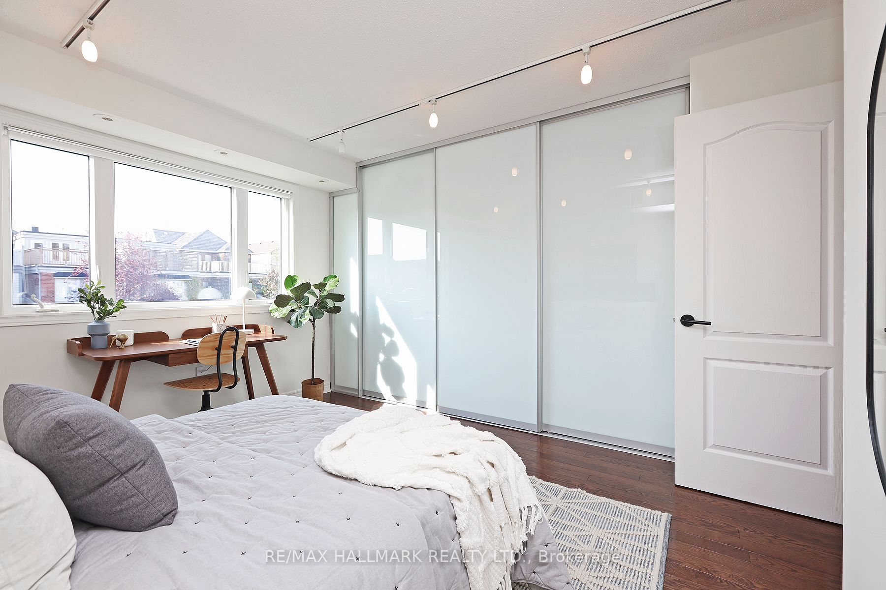 112 Woodbine Ave