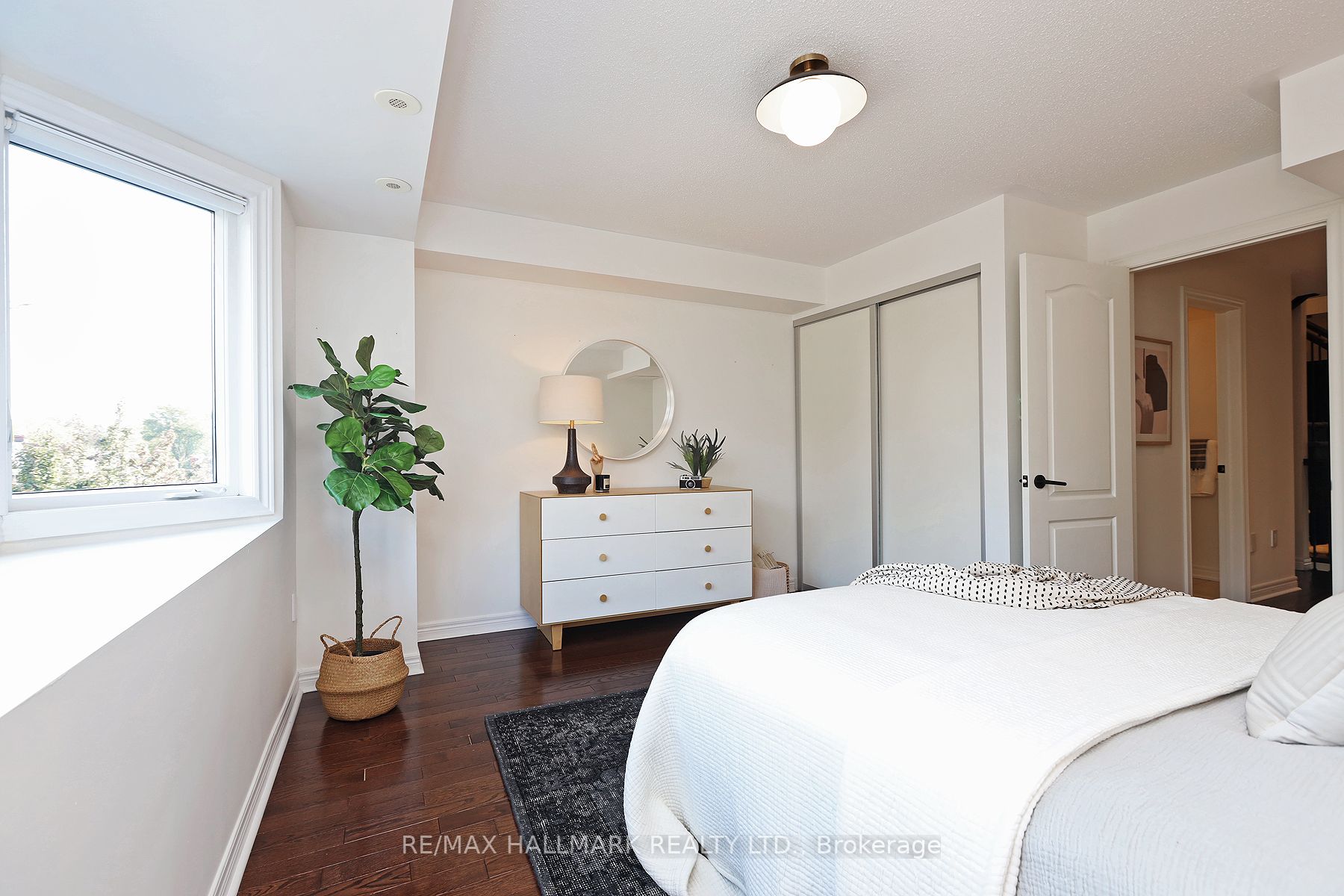 112 Woodbine Ave