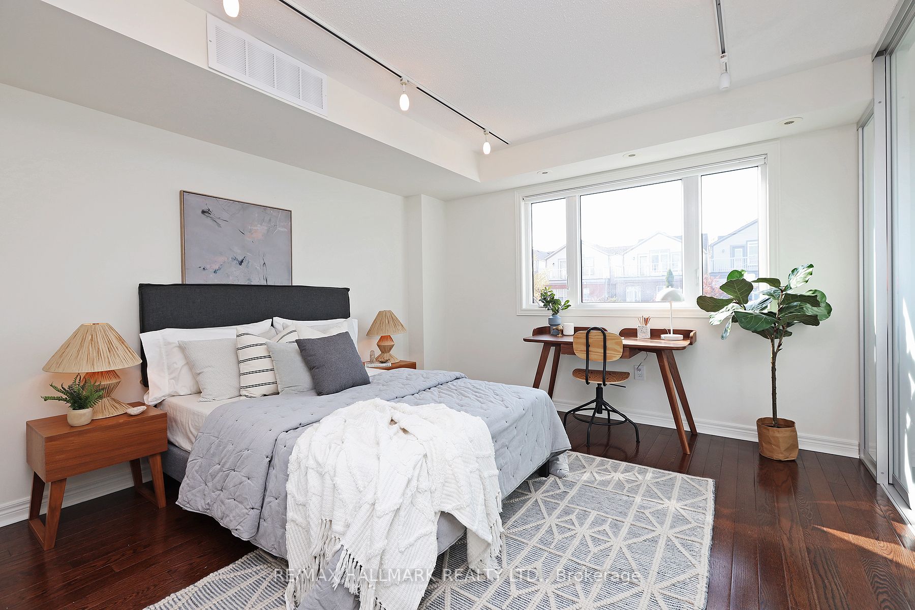 112 Woodbine Ave