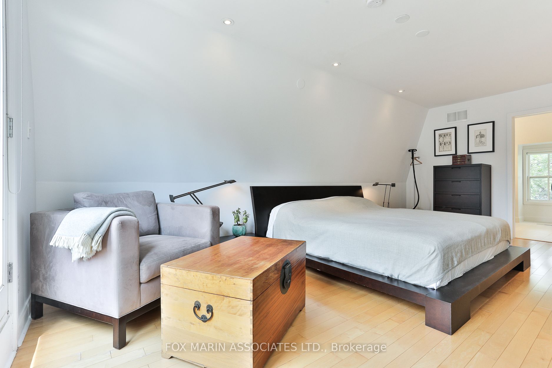 34 De Grassi St