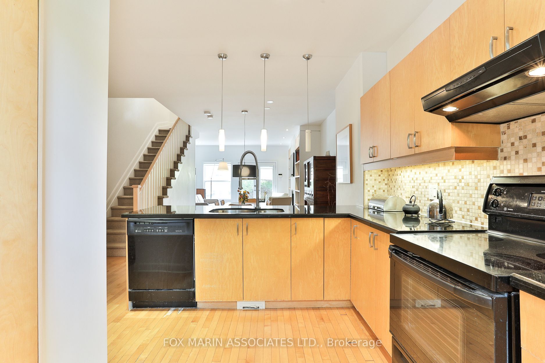 34 De Grassi St