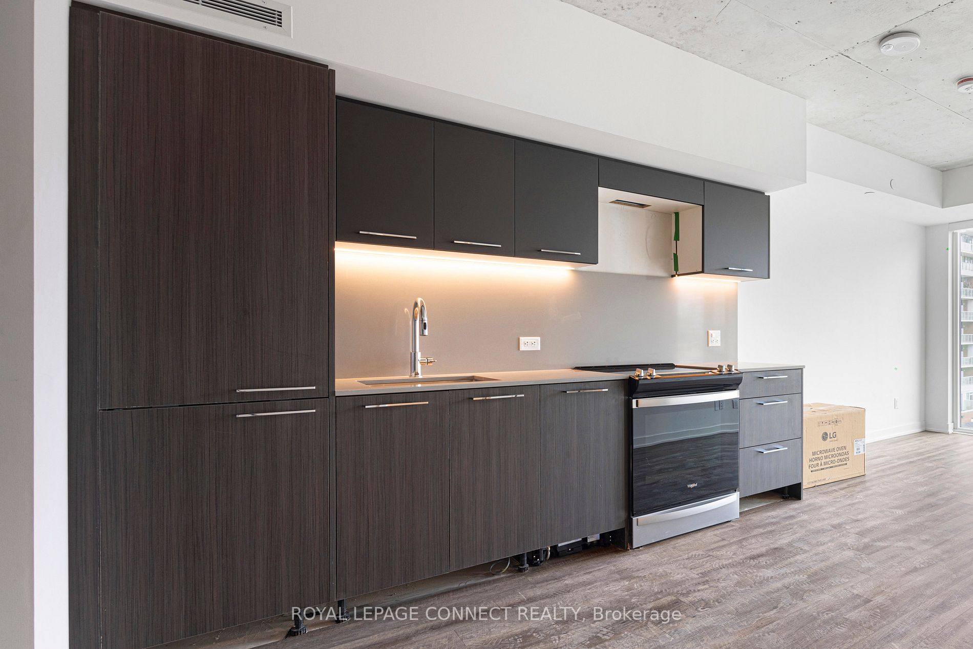 665 Queen St E, #417