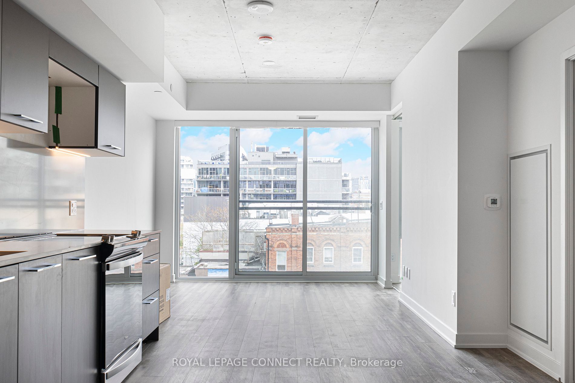 665 Queen St E, #417