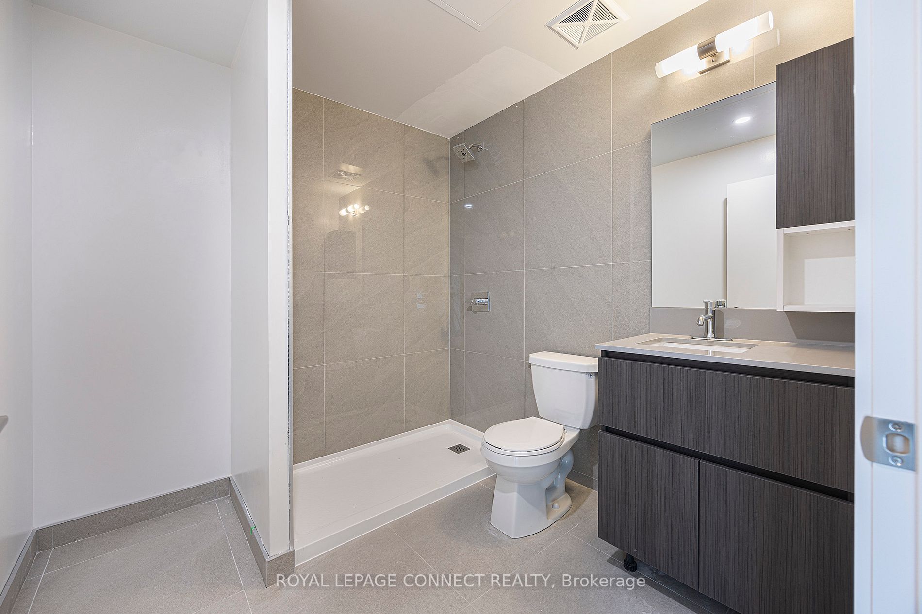 665 Queen St E, #417