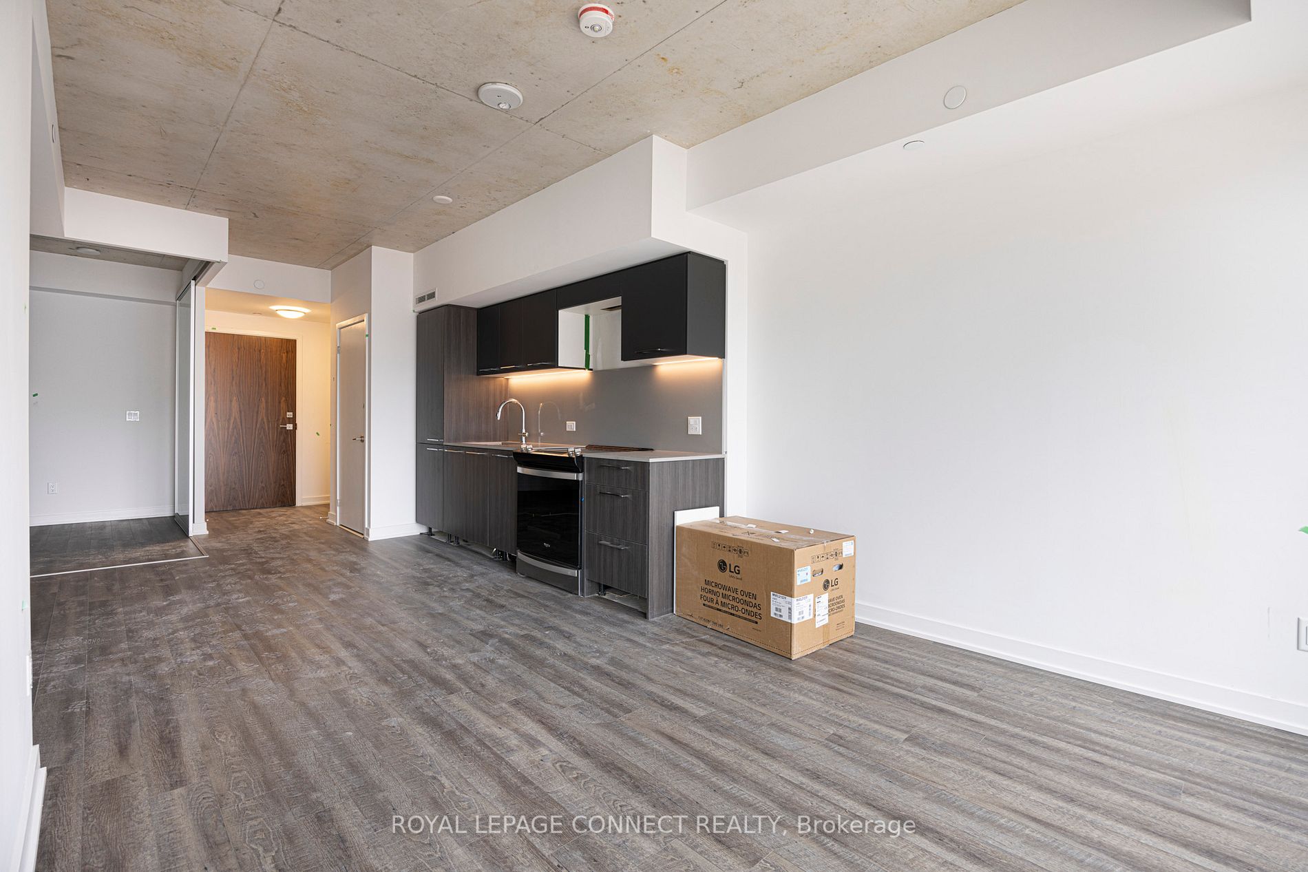 665 Queen St E, #417