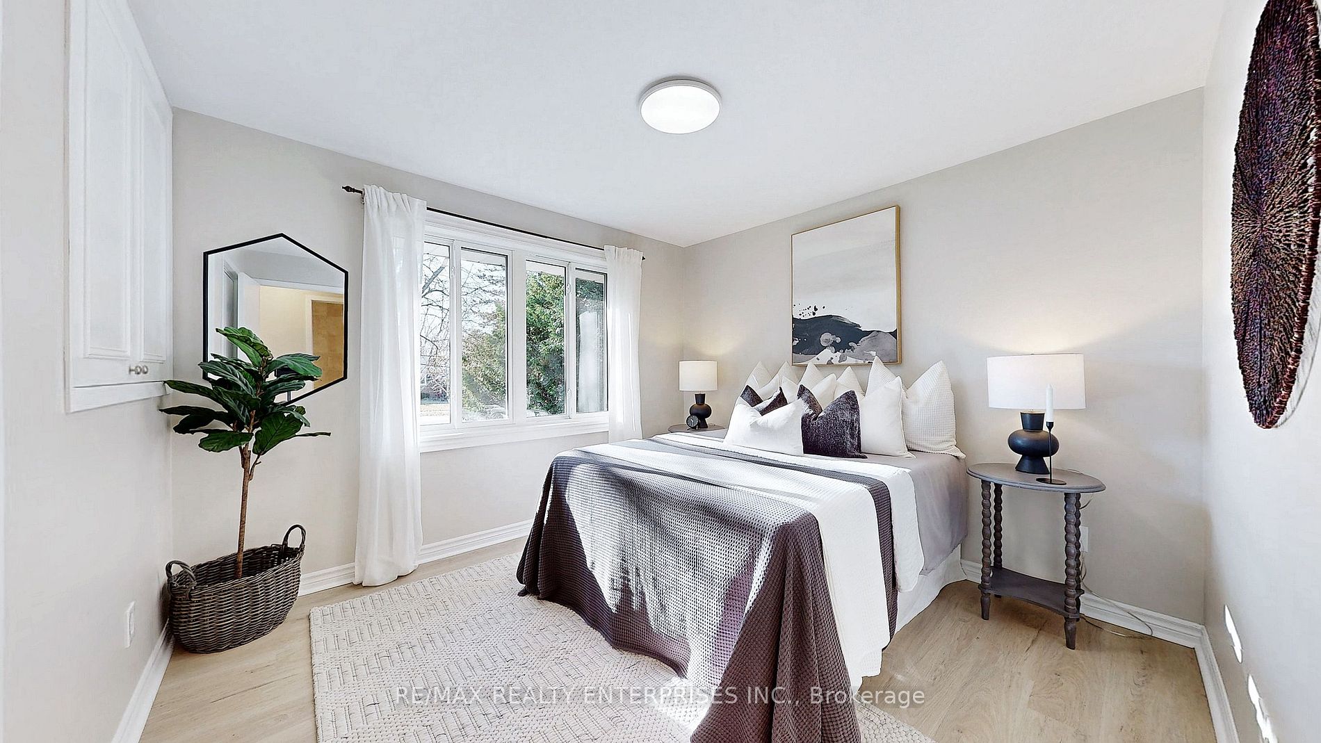 52 Columbus Rd E