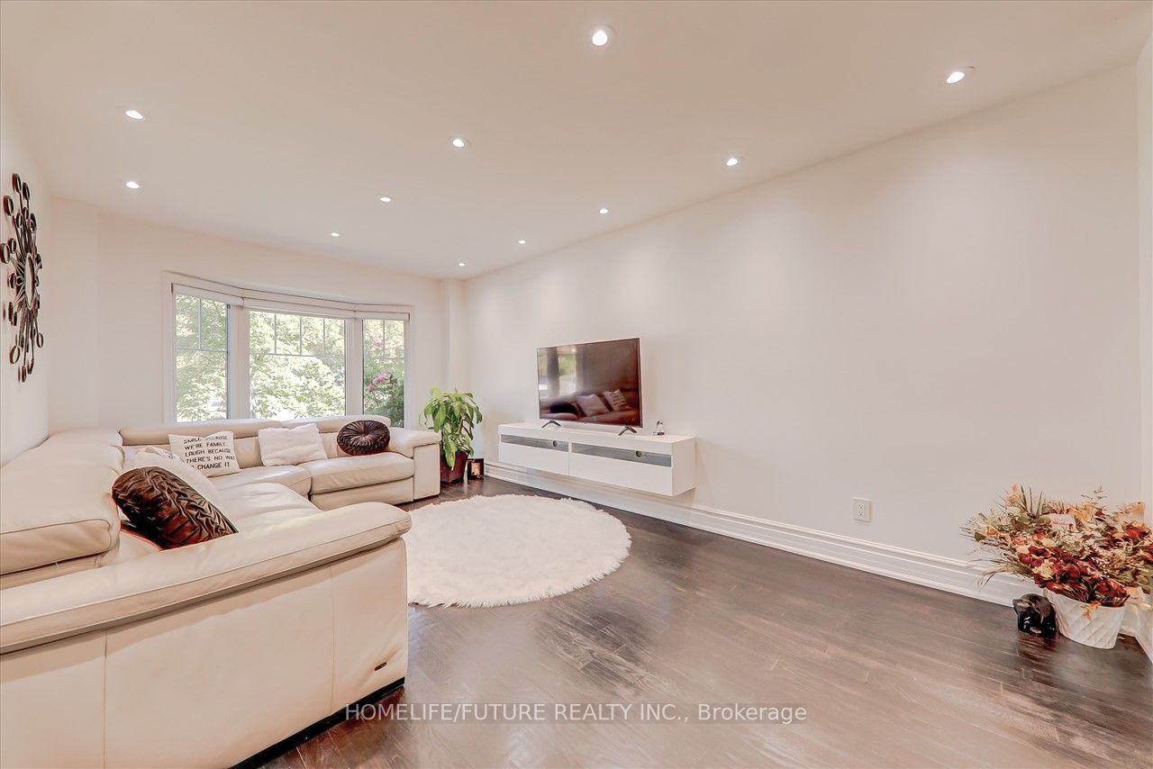 27 Sugarbush Sq