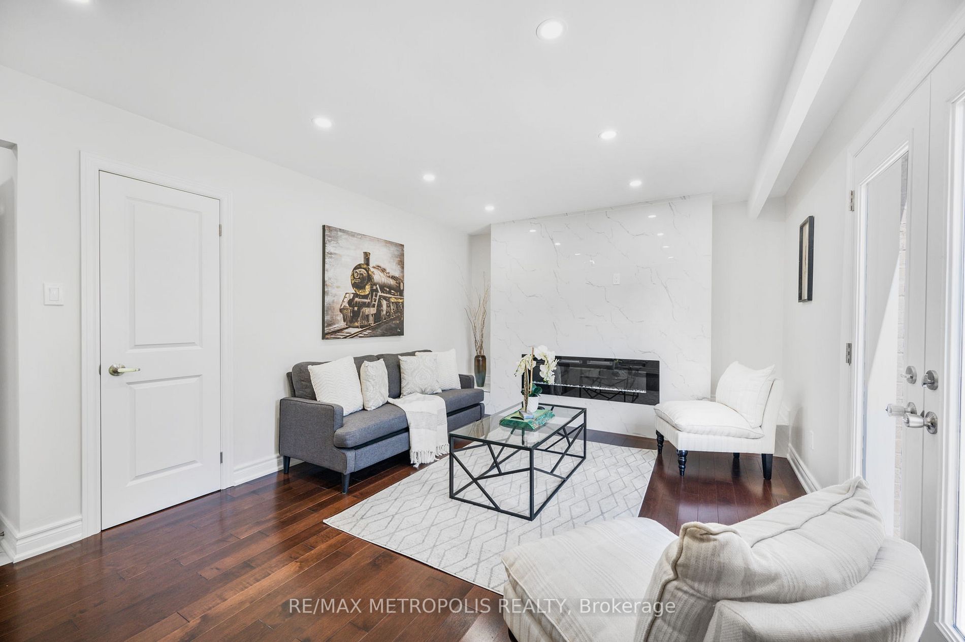 17 Chopin Crt, #Upper