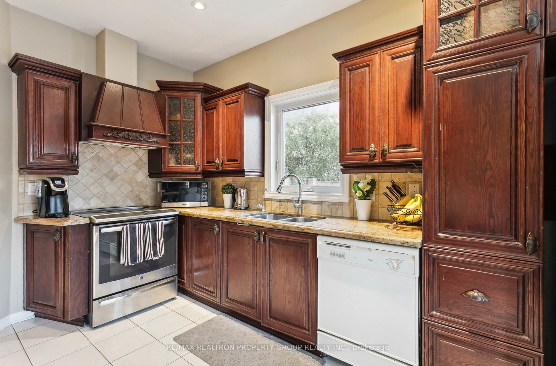 1592 Deerhurst Crt