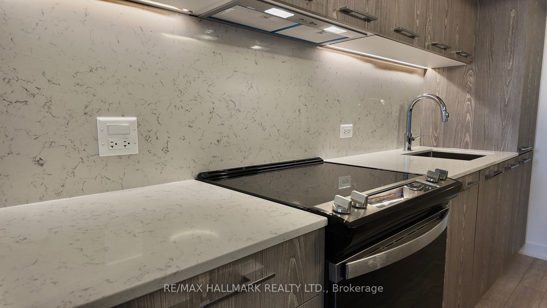 665 Queen St E, #309