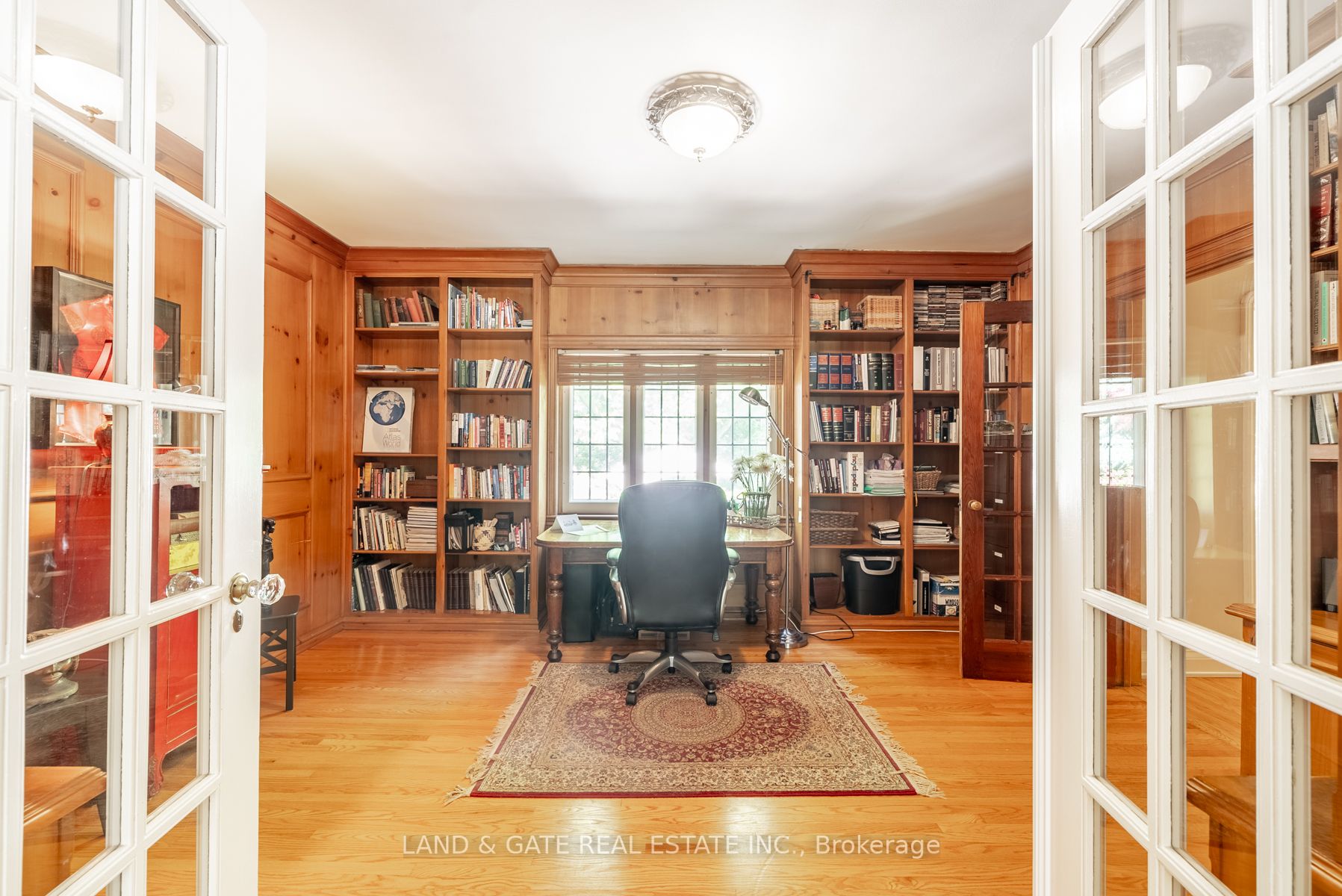 425 Mary St N