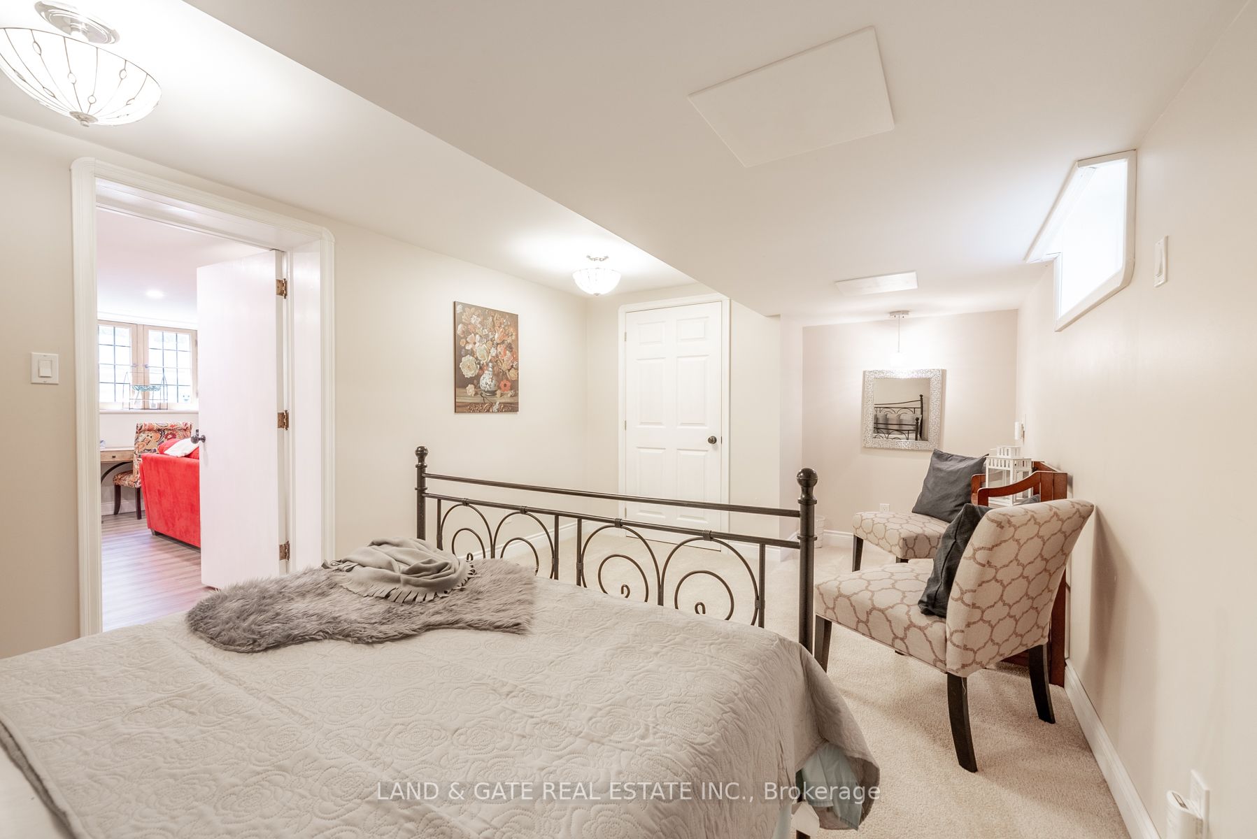 425 Mary St N