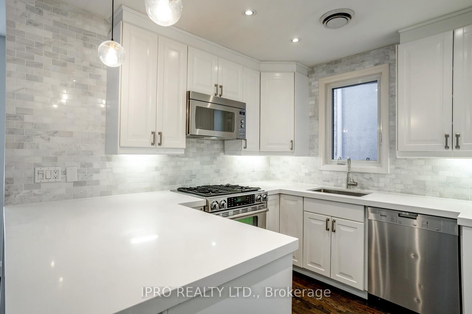 10 Coxwell Blvd