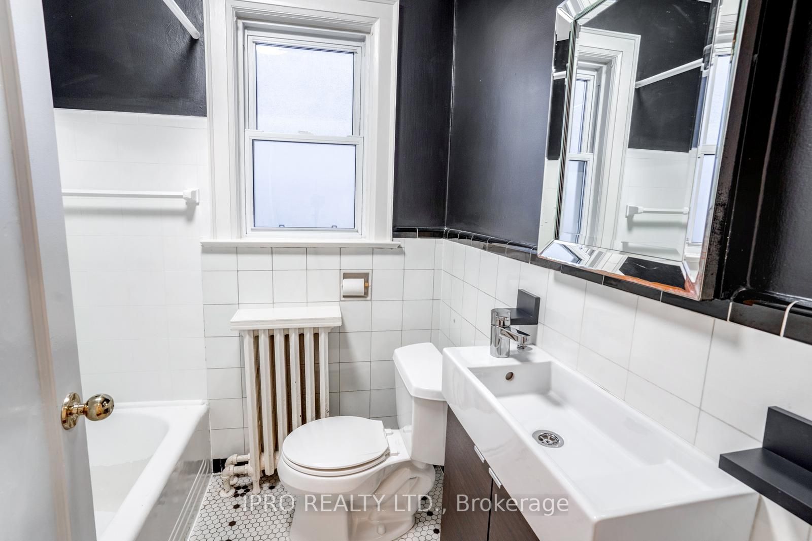 10 Coxwell Blvd