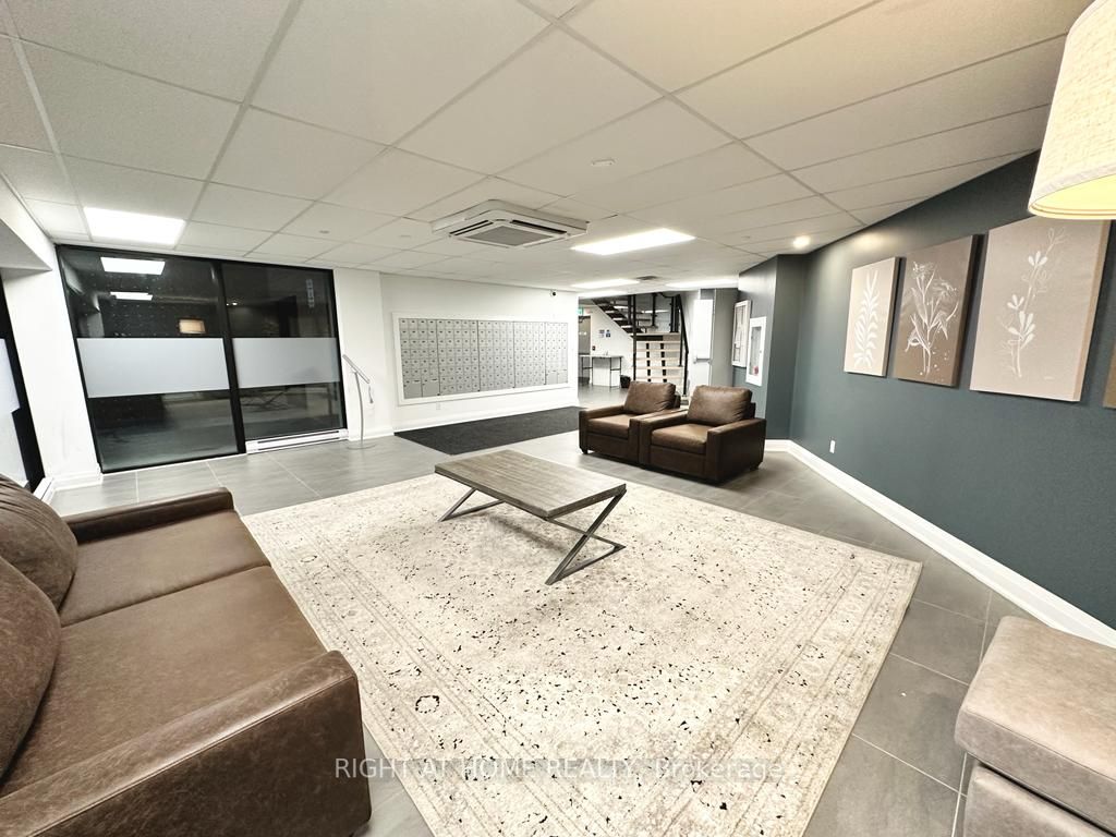 1 Falaise Rd, #302