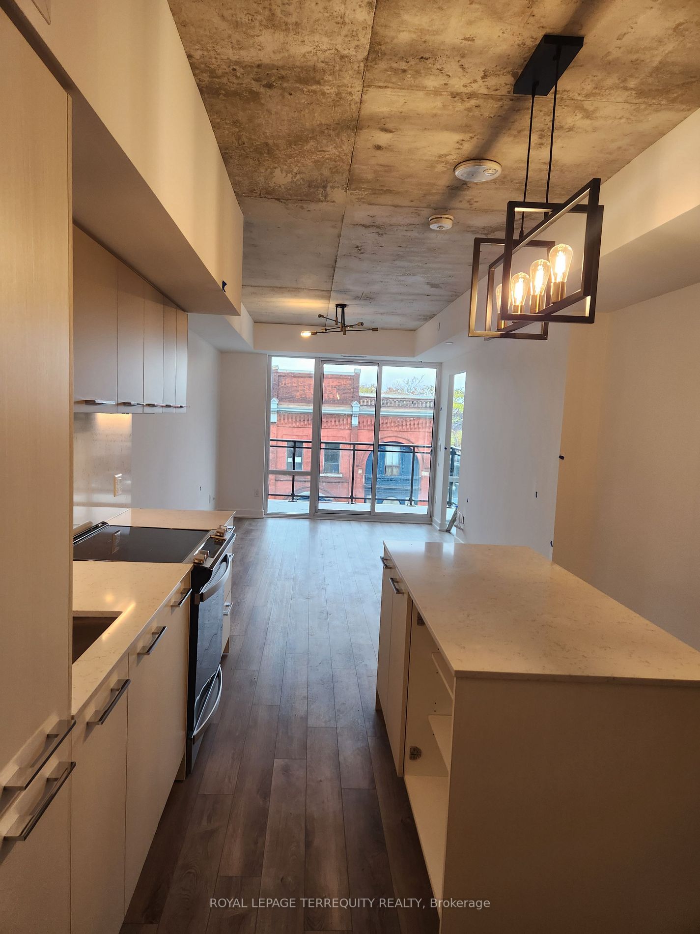 665 Queen St E, #306