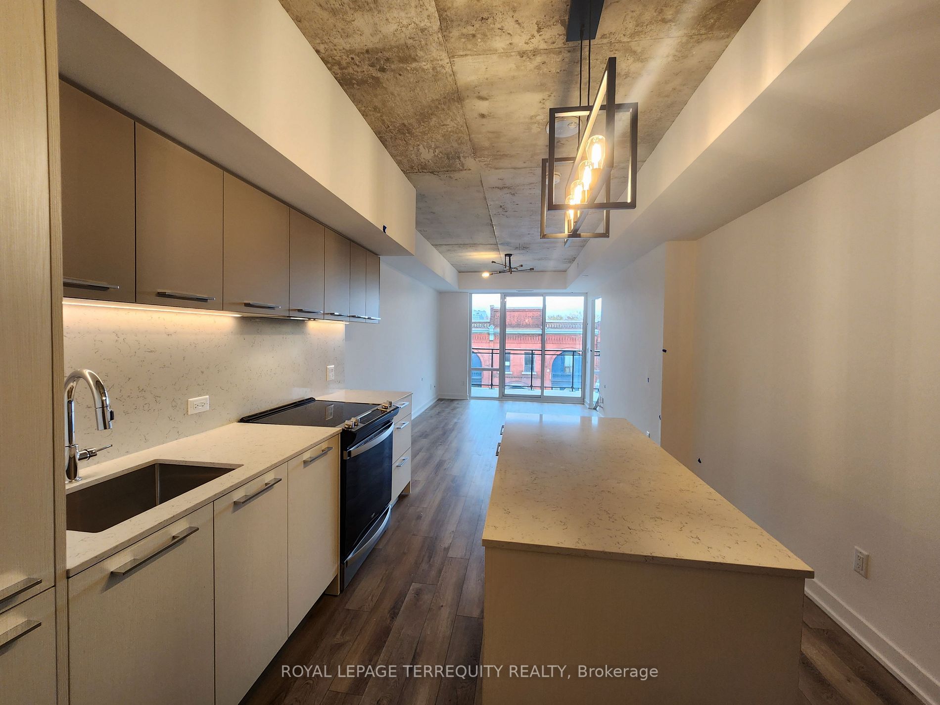 665 Queen St E, #306