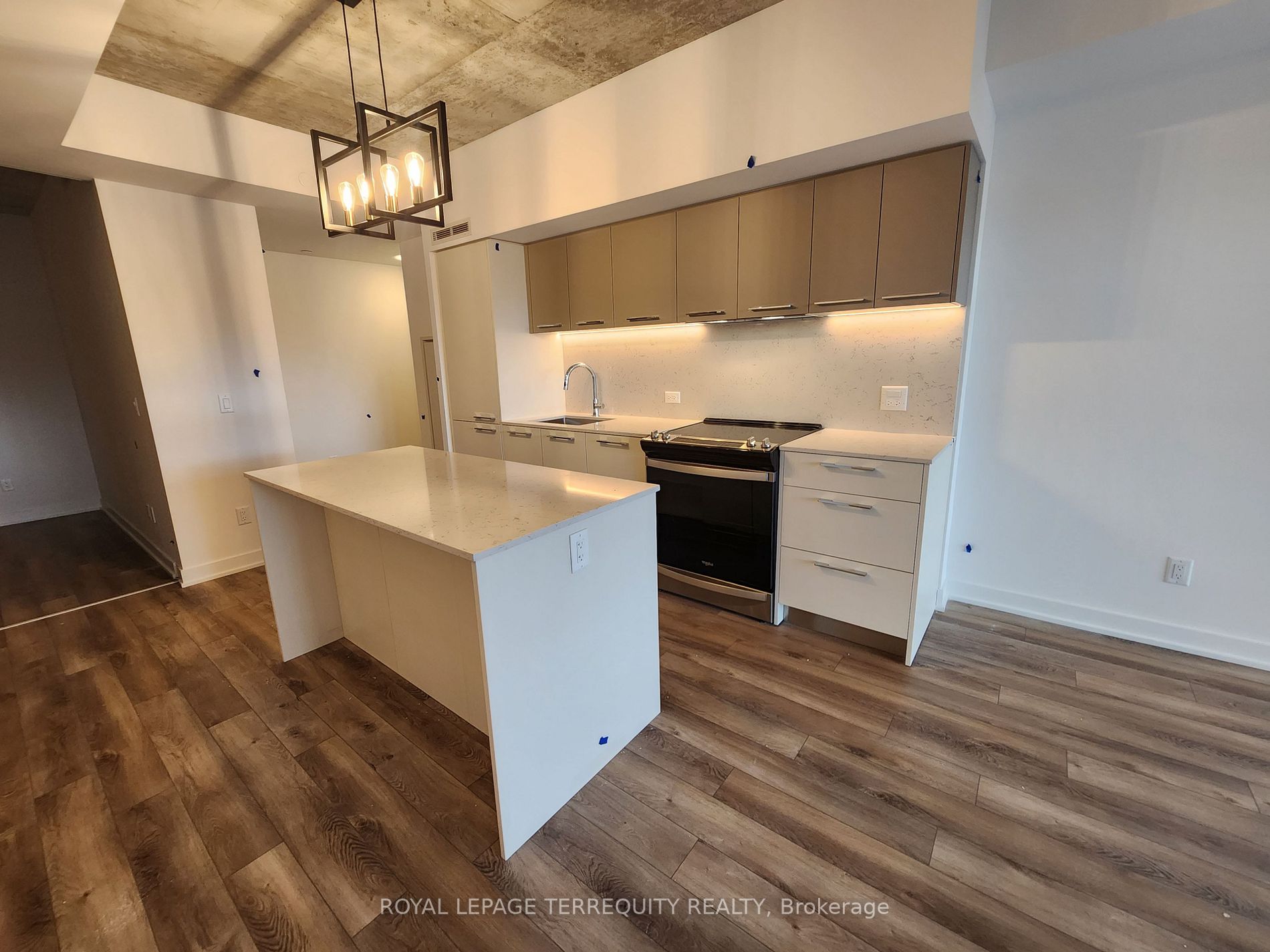 665 Queen St E, #306