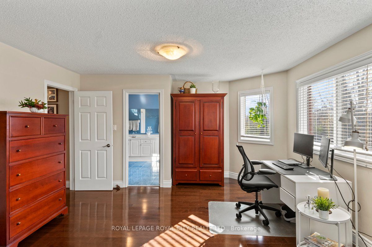 8 Redvers St