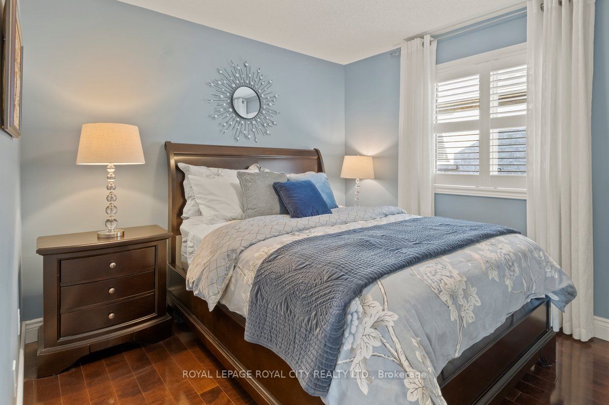8 Redvers St