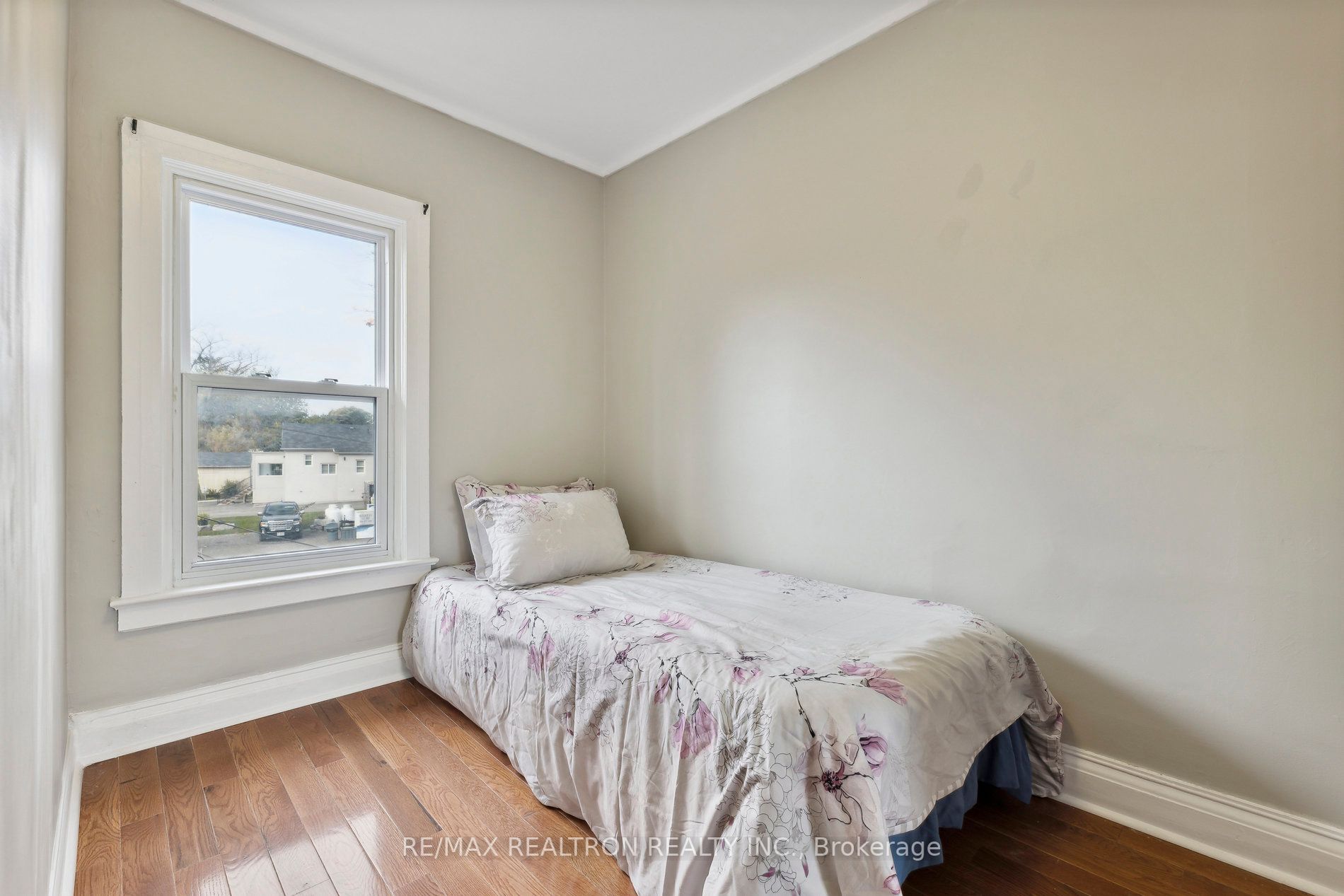 6 Liberty St S