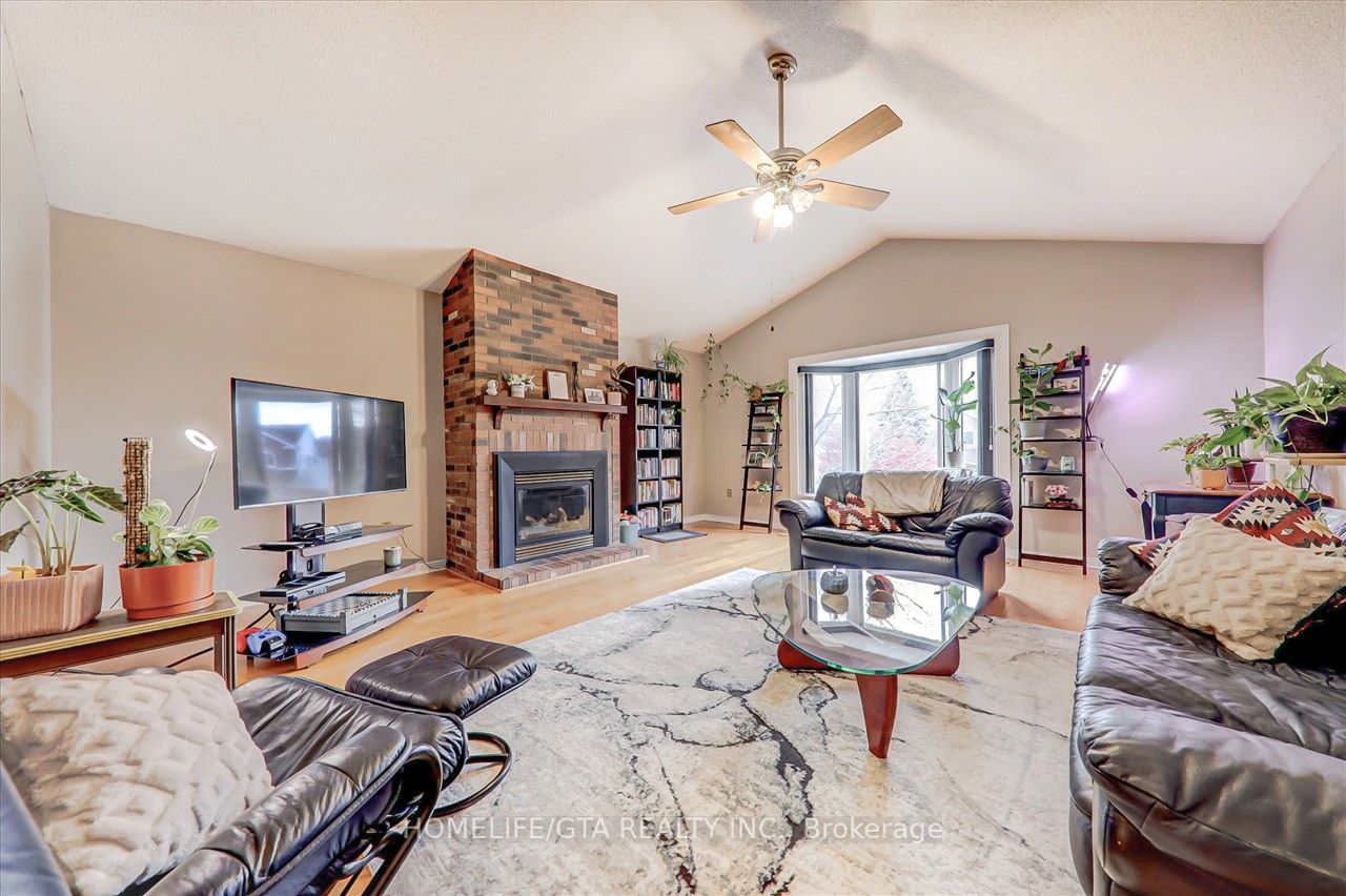 1010 Rowntree Cres
