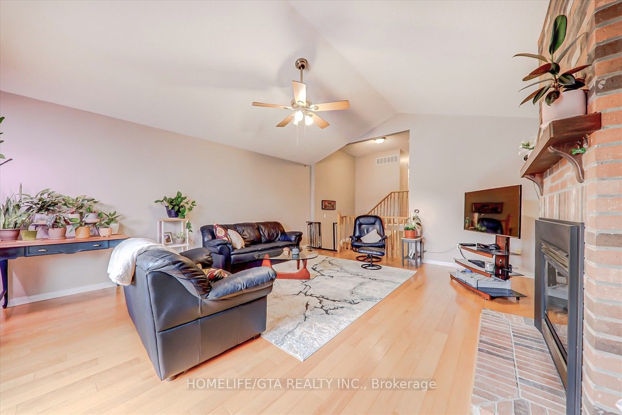 1010 Rowntree Cres