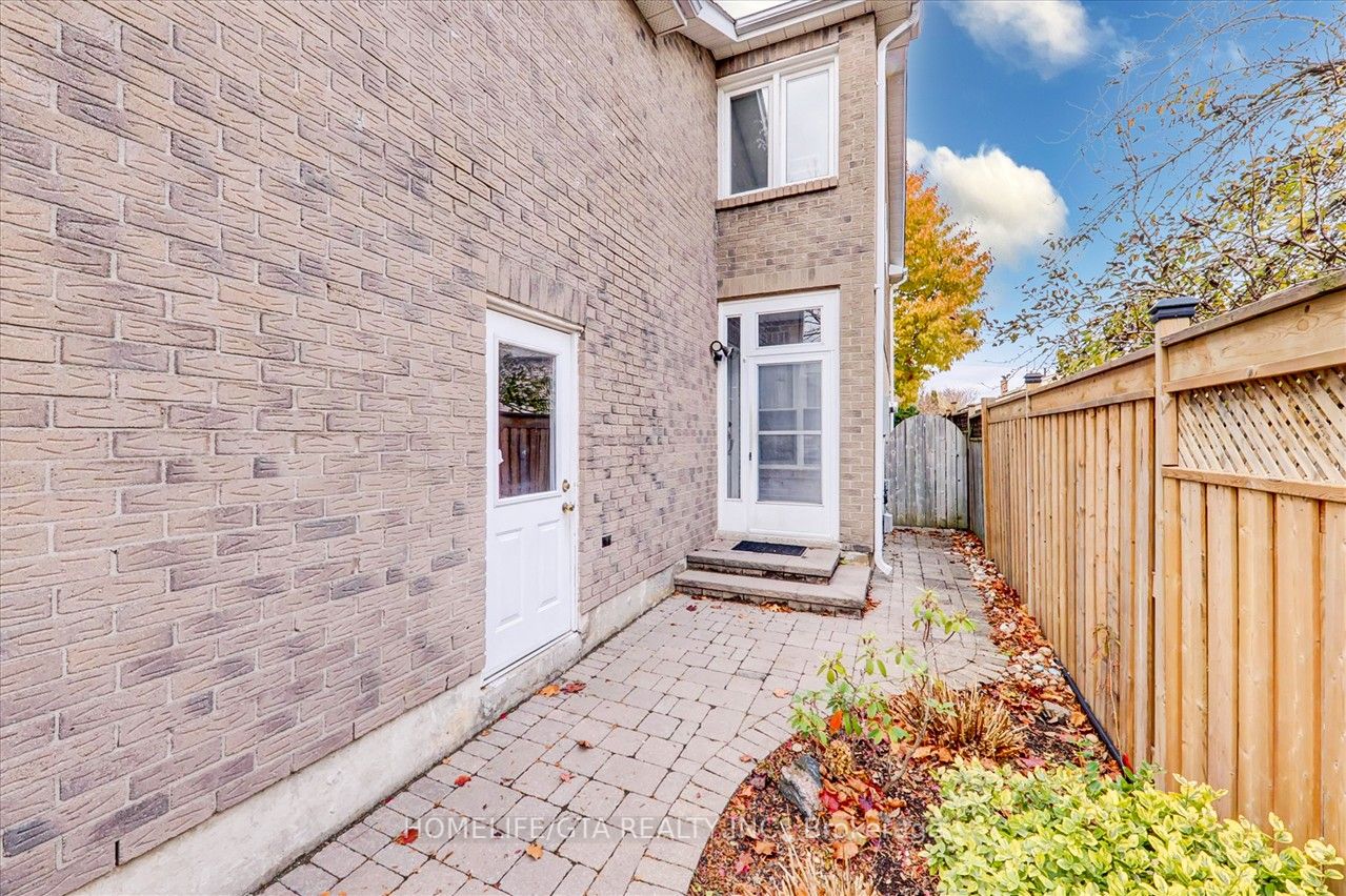 1010 Rowntree Cres