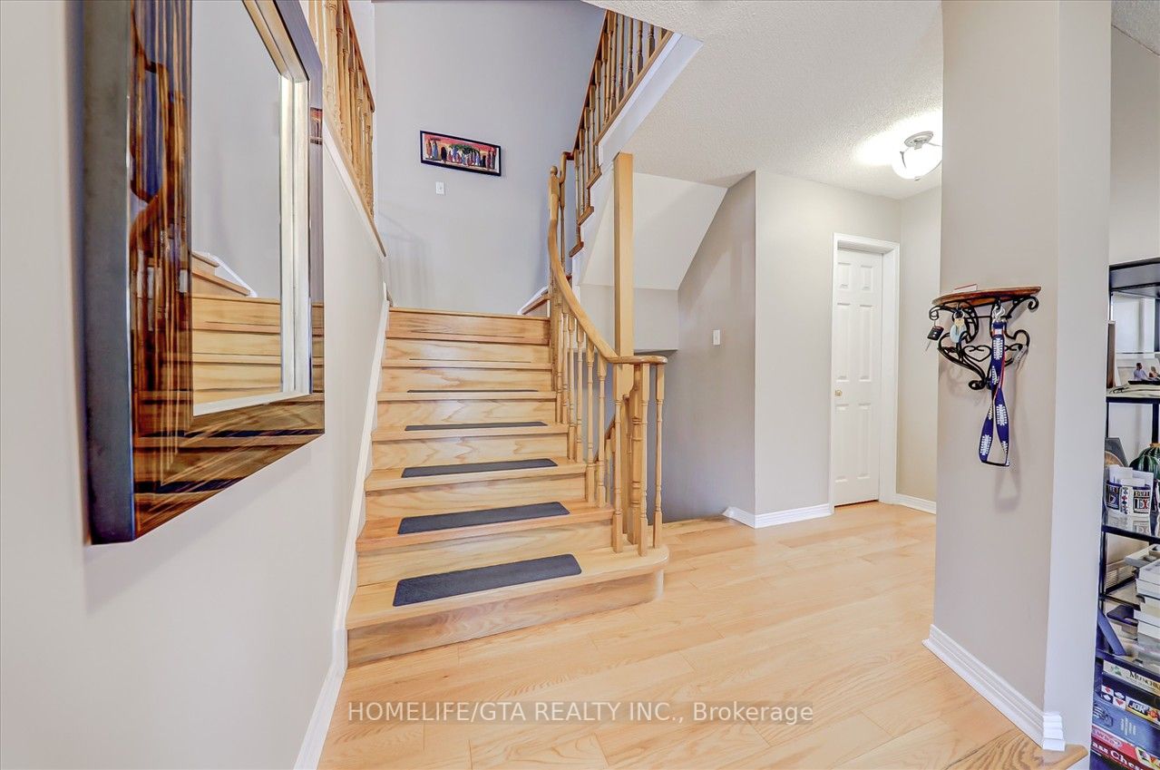 1010 Rowntree Cres