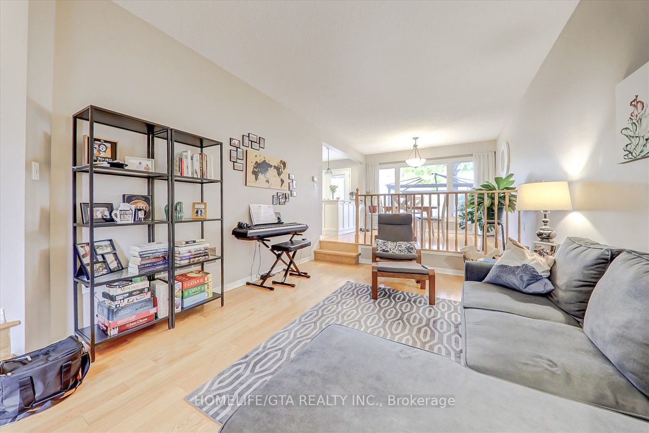 1010 Rowntree Cres