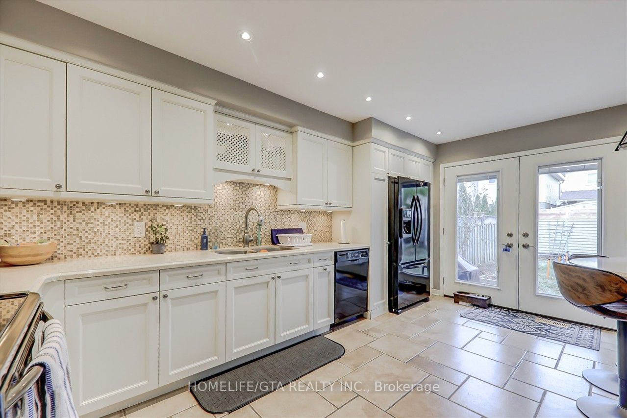 1010 Rowntree Cres