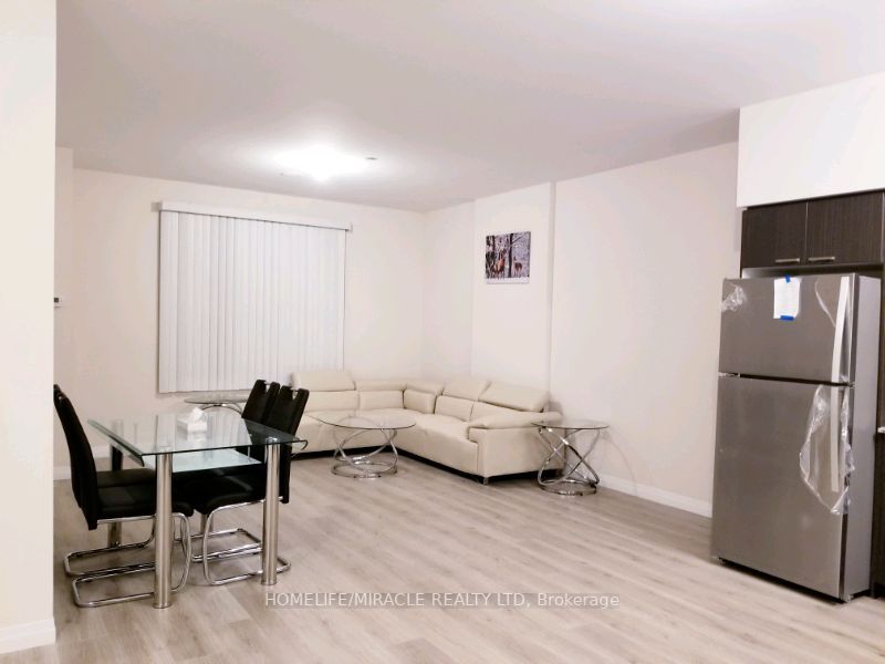 2152 Lawrence Ave E, #101