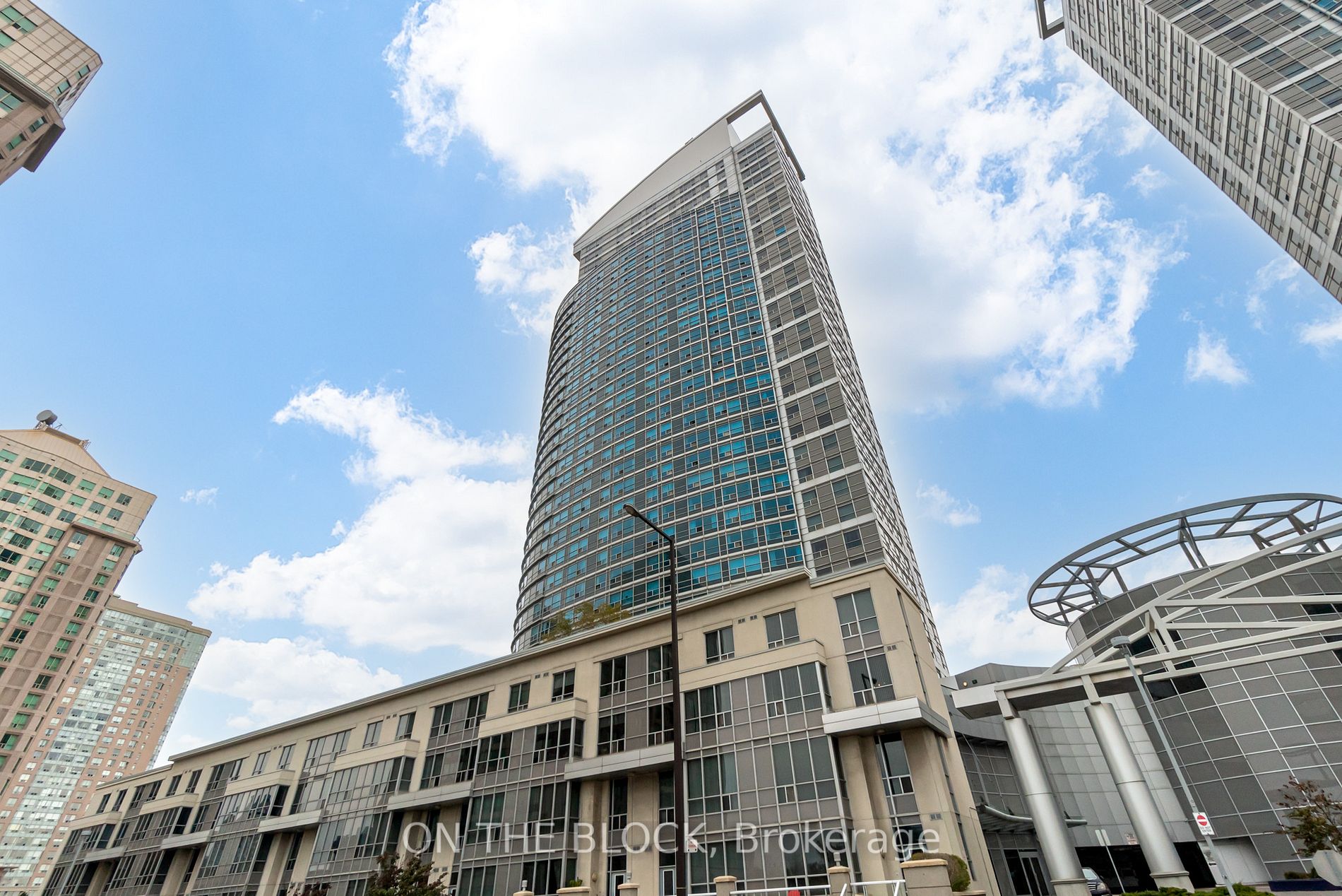 36 Lee Centre Dr, #1502