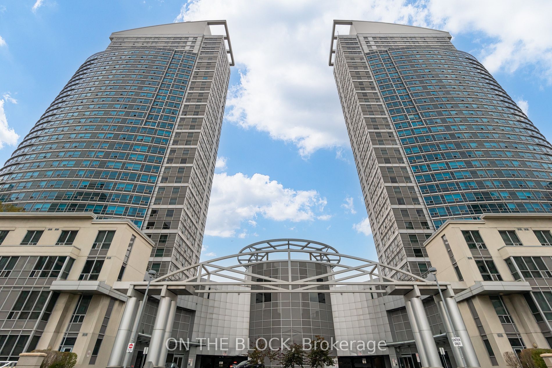 36 Lee Centre Dr, #1502