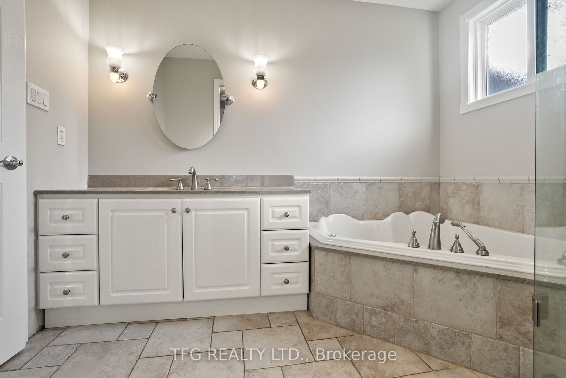 844 Charisma Cres