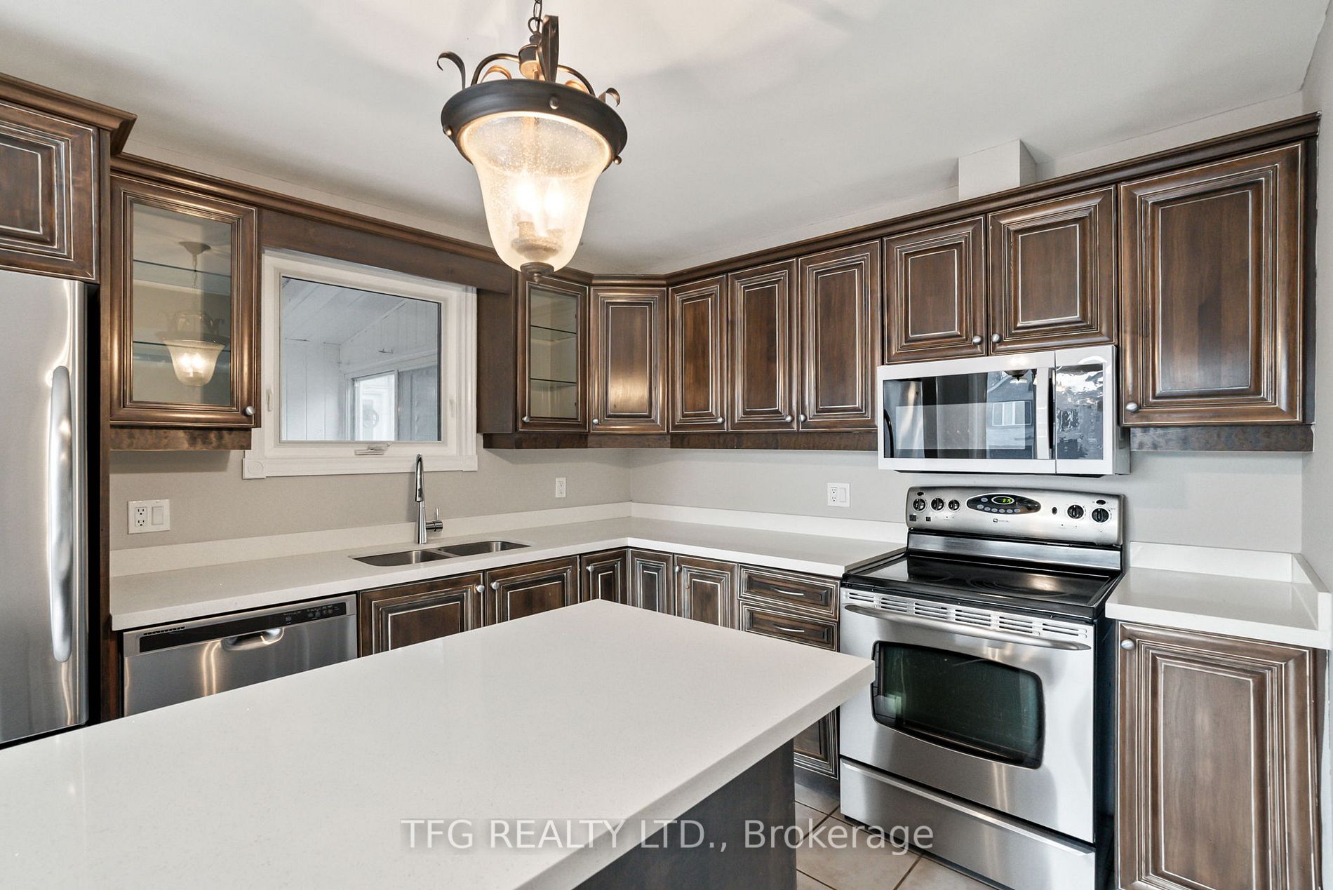 844 Charisma Cres