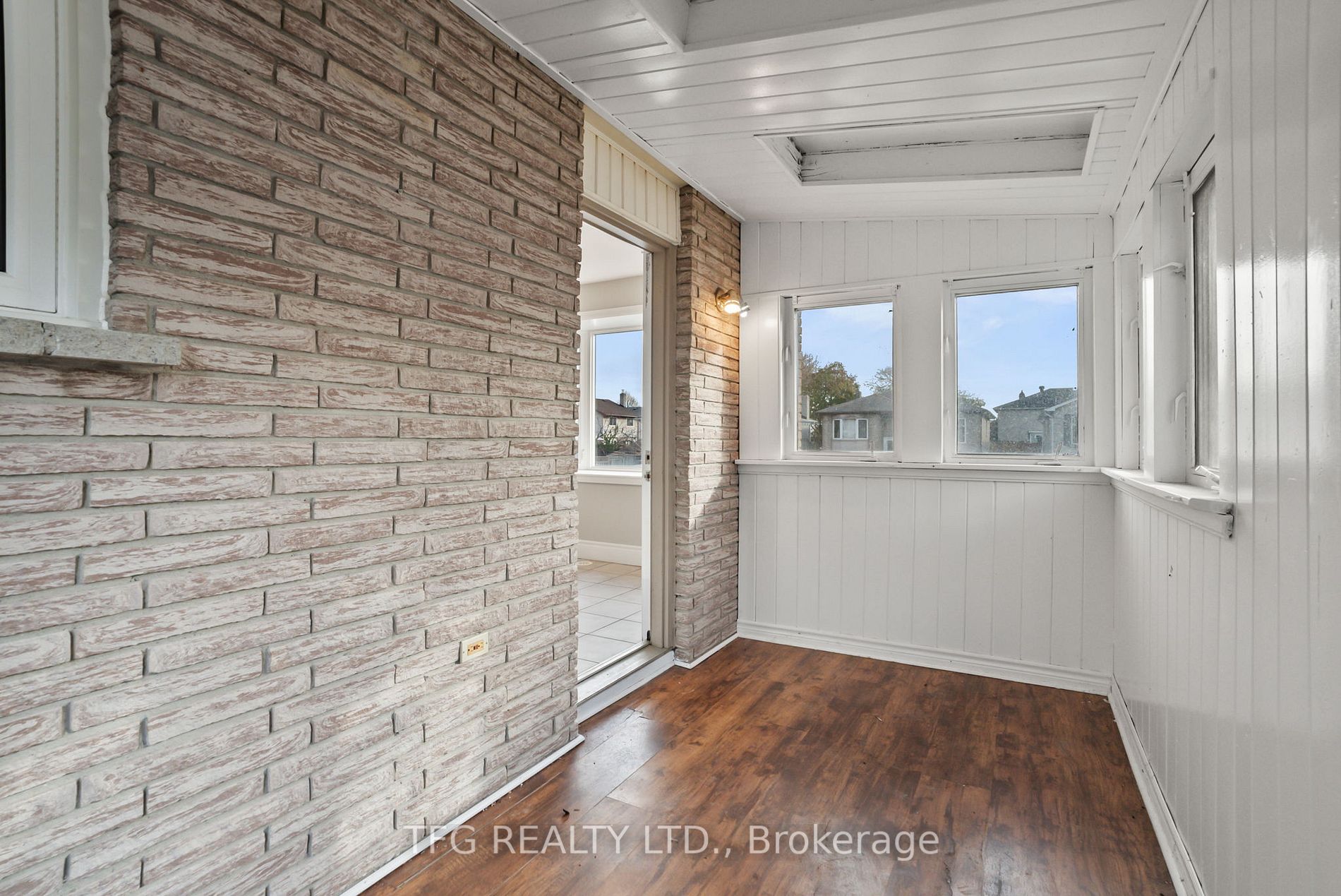 844 Charisma Cres