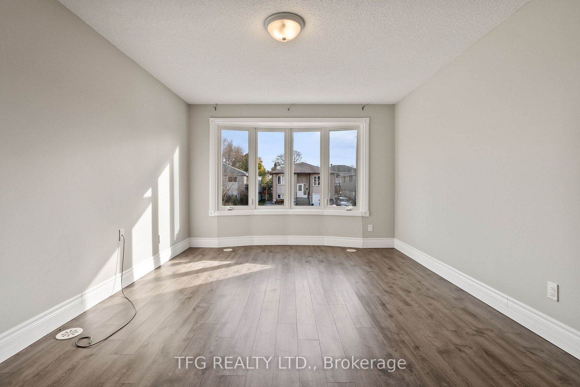 844 Charisma Cres