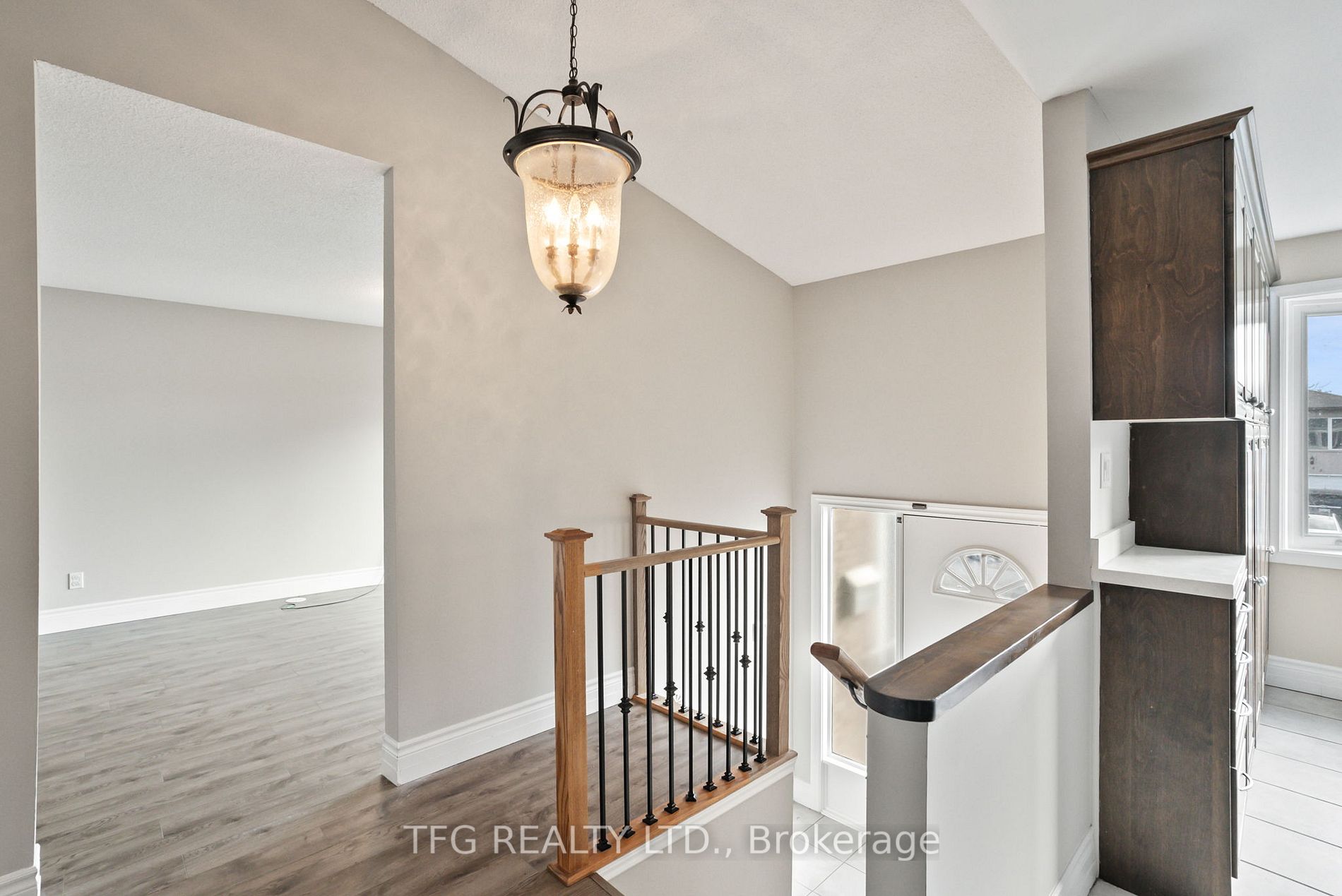 844 Charisma Cres