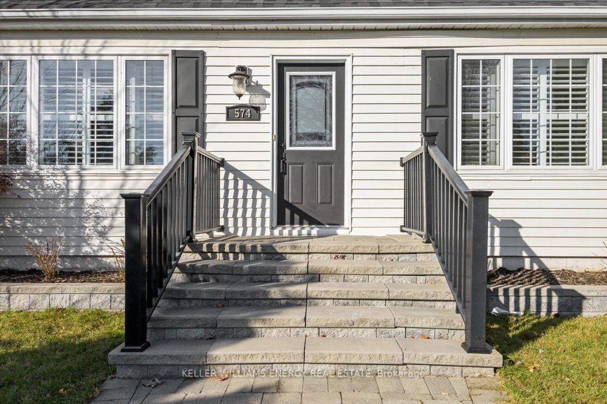 574 Adelaide Ave W