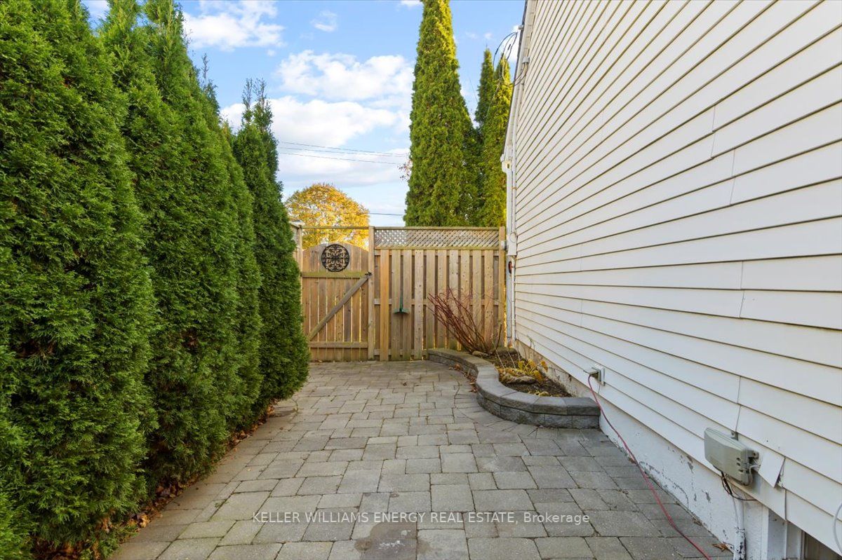 574 Adelaide Ave W