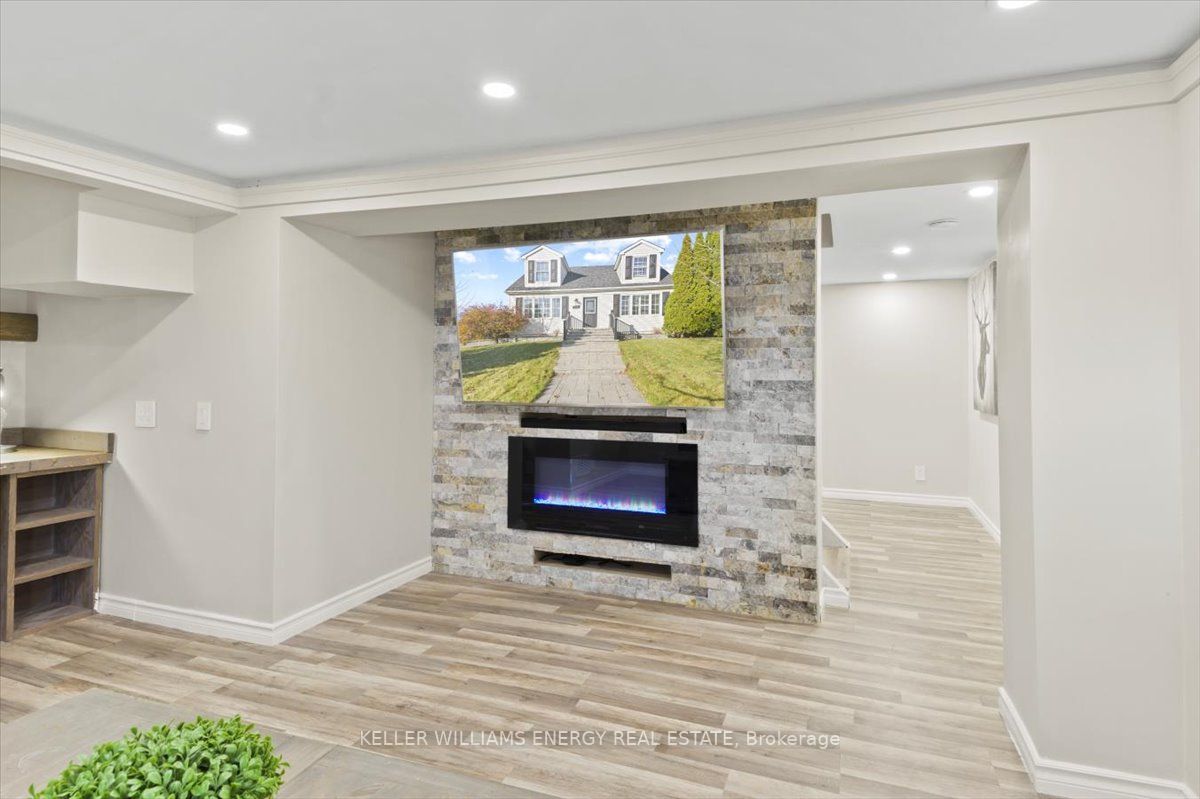 574 Adelaide Ave W