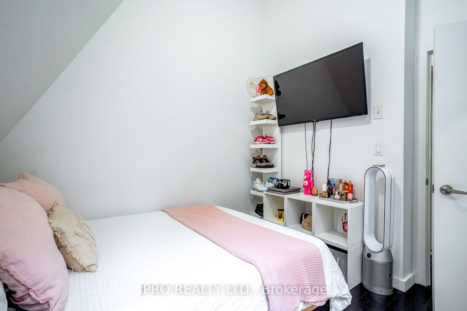 201 Carlaw Ave, #244