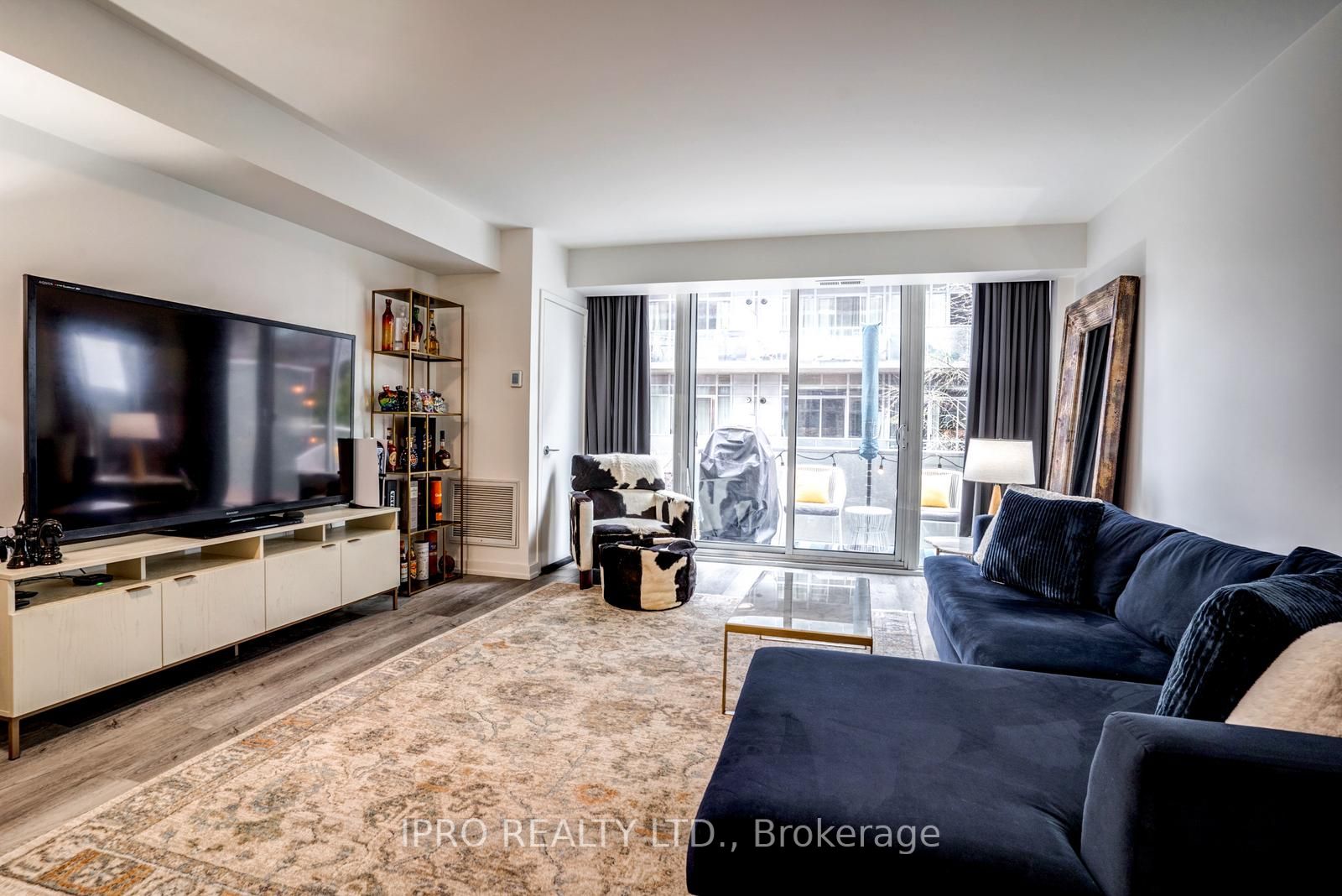 201 Carlaw Ave, #244