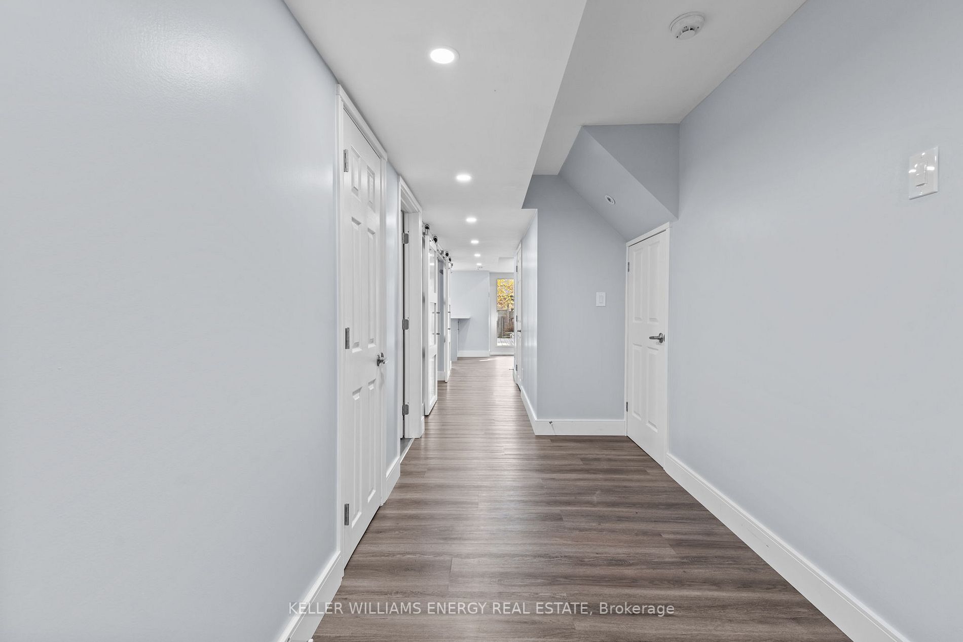 1131 Ashgrove Cres