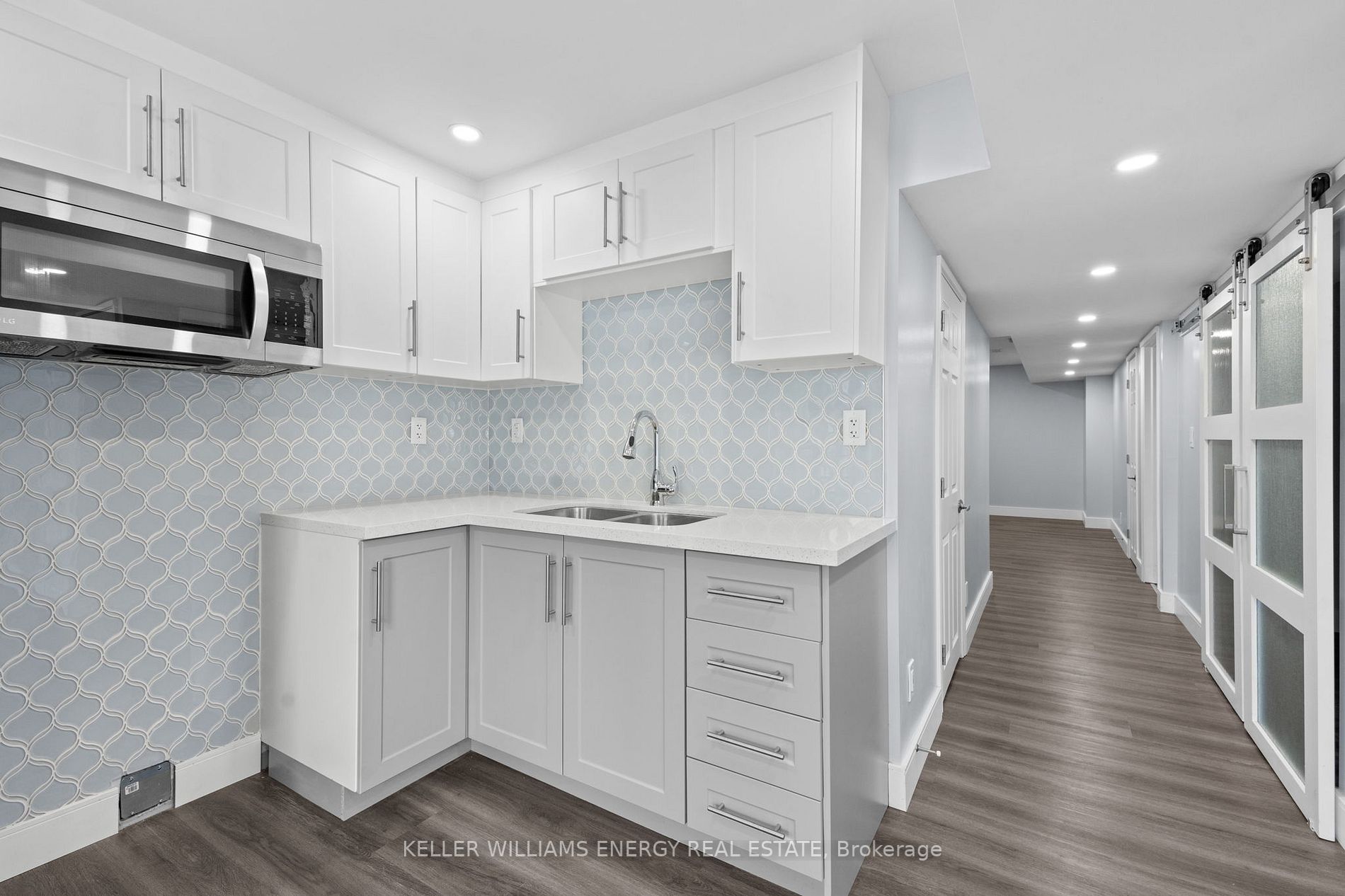 1131 Ashgrove Cres