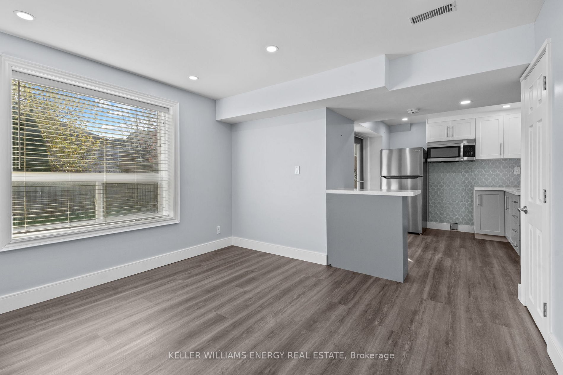 1131 Ashgrove Cres