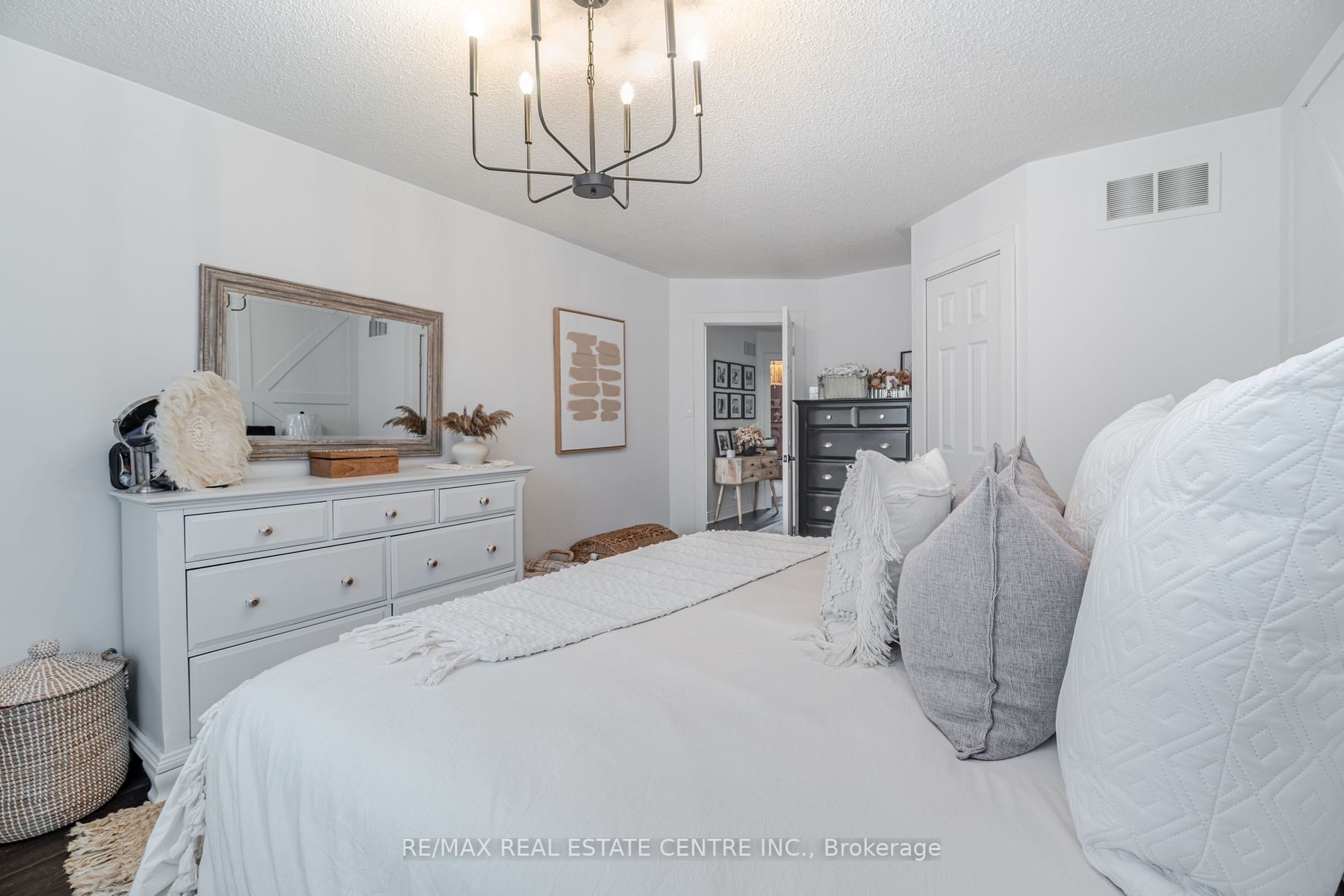 77 Lownie Crt